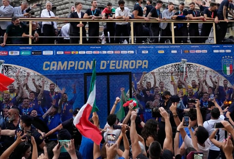 Tras ser recibida por el presidente de la República italiana, Sergio Mattarella, y por el primer ministro, Mario Draghi, Italia subió a un autobús descubier