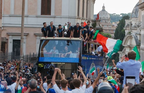 Tras ser recibida por el presidente de la República italiana, Sergio Mattarella, y por el primer ministro, Mario Draghi, Italia subió a un autobús descubier