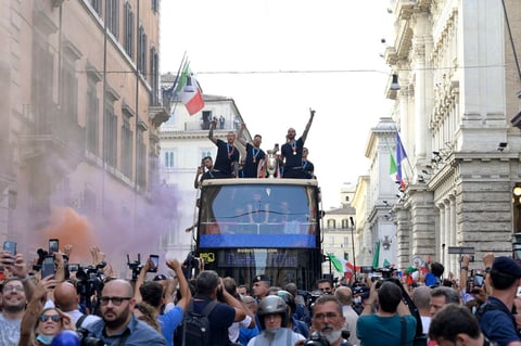 Tras ser recibida por el presidente de la República italiana, Sergio Mattarella, y por el primer ministro, Mario Draghi, Italia subió a un autobús descubier