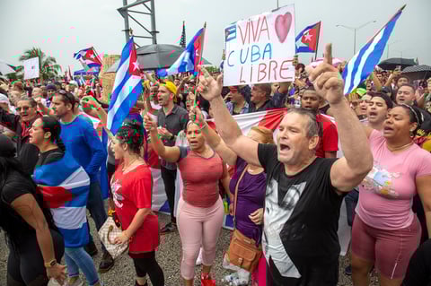 Cubanos de Miami bloquean autopista en apoyo a manifestaciones en la isla
