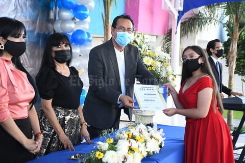 14072021 Graduada recibe reconocimiento.