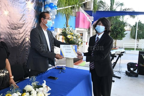 14072021 Alumno recibe diploma.