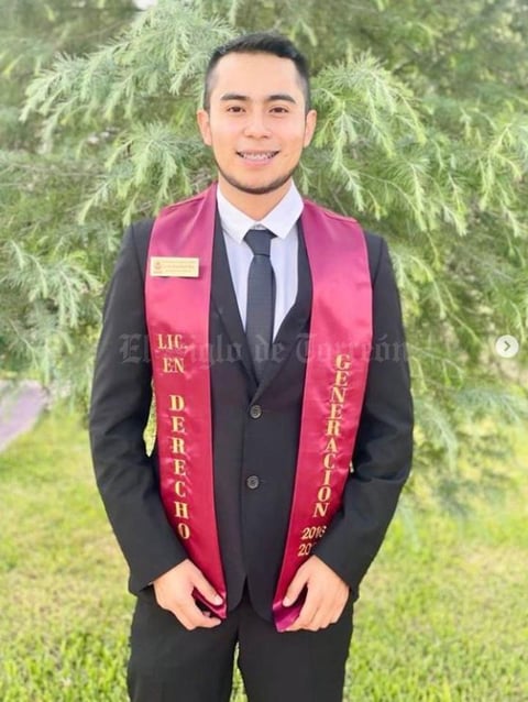 16072021 Osiel Blanquet se graduó en Saltillo de la carrera de Derecho.