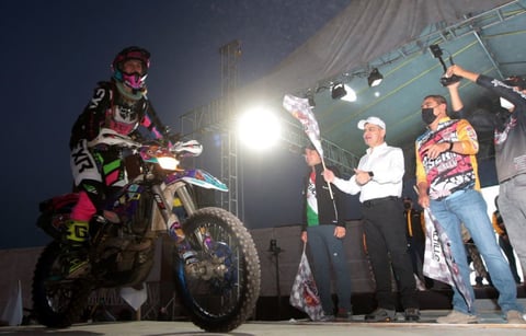 El gobernador Miguel Ángel Riquelme Solís encabezó la salida de la séptima edición de la Carrera “Coahuila 1000”, misma que se dio a las 06:45 horas y reunió a más de 250 pilotos.