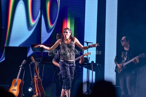 El espectáculo se retrasó debido a la lluvia que cayó anoche, ya que en algunas partes del Coliseo, entre ellas el escenario, el agua se filtró. Empleados de la producción secaron el entarimado y los instrumentos para que el evento se realizara sin problemas.