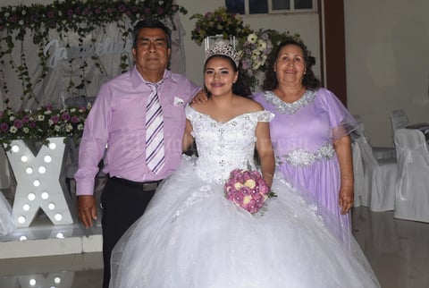 18072021 La festejada con sus abuelos, el sr. Teodoro Chavarría Ramírez y la sra. Esther Arreola Zarate.