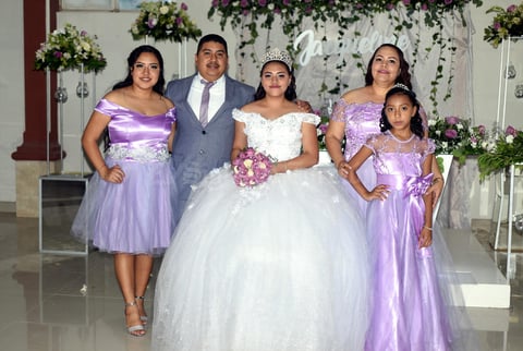 18072021 Mia Jacqueline con sus padres el sr. Josue Castañeda, la sra. Edith Esther Chavarria Arreola, sus hermanas Citlaly y Sure Sarahí Castañeda Chavarría