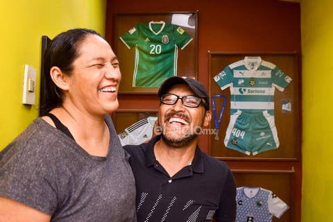 Con su hijo de 22 años concentrado ya en Tokio, Japón, para disputar la justa deportiva más importante del mundo, los Juegos Olímpicos, la familia abrió las puertas de su casa en San Pedro, Coahuila, para compartir con orgullo el recorrido de 'Lalo' como jugador, recordando que desde muy pequeño, utilizando los trajes de futbol de Chivas y Santos que su abuela le regalaba, ya era notable su afición.