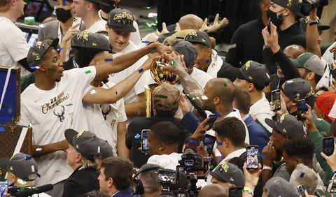 Bucks de Milwaukee se coronan en la NBA por primera vez en 50 años