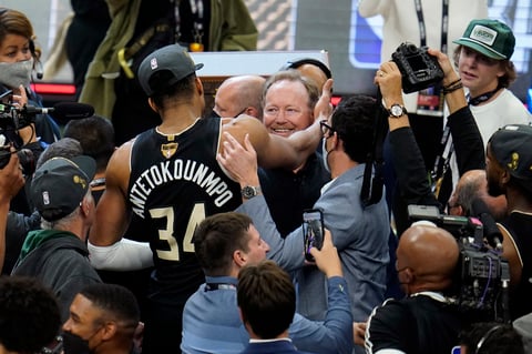 Bucks de Milwaukee se coronan en la NBA por primera vez en 50 años