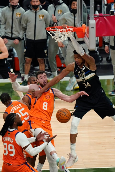 Bucks de Milwaukee se coronan en la NBA por primera vez en 50 años