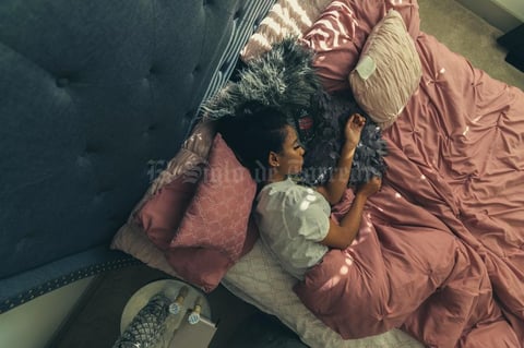 22072021 PRIORIDAD.  Dormir correctamente es tan importante como comer sanamente, por lo que fijar un horario para descansar y procurar que tu cama esté en un excelente estado debe ser una prioridad.