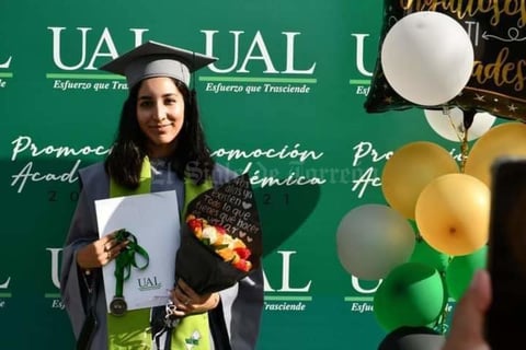 23072021 Faviola D'yanira Llanas Robles, egresada de bachillerato con el promedio más alto de su Generación 18/21, recibió el reconocimuento académico Maga Cum Laude.