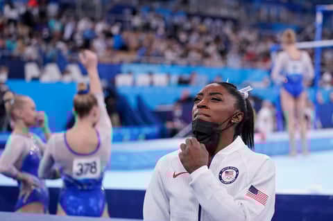 Simone Biles queda fuera en final de equipos por posible lesión en Tokio 2020