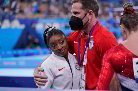 Simone Biles queda fuera en final de equipos por posible lesión en Tokio 2020