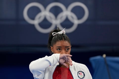 Simone Biles queda fuera en final de equipos por posible lesión en Tokio 2020