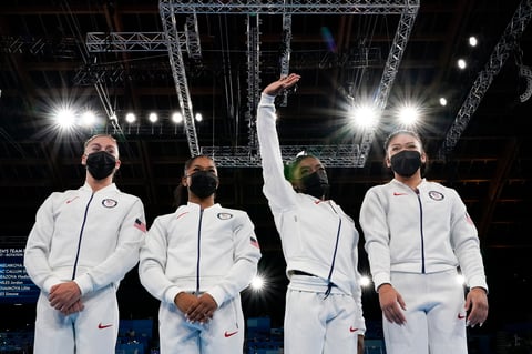 Simone Biles queda fuera en final de equipos por posible lesión en Tokio 2020