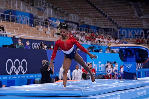 Simone Biles queda fuera en final de equipos por posible lesión en Tokio 2020
