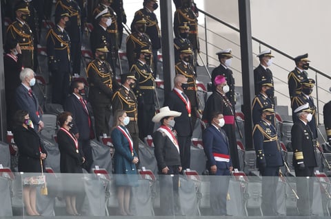 Fuerzas Armadas de Perú ofrecen desfile por el bicentenario de la Independencia