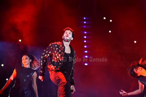 A las 9:30 de la noche, Sebastián irrumpió en el escenario con una sonrisa de oreja a oreja.