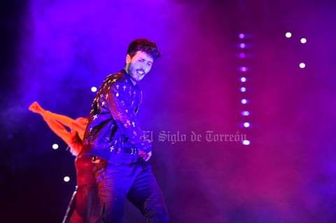 El toque romántico llegó cuando el artista mostró sus dotes de músico, al tocar el piano mientras entonaba Jealous y Adiós. Cerró el segmento melancólico con Vuelve.