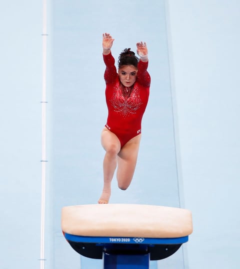 Alexa Moreno acaricia la medalla con histórico cuarto lugar en salto de caballo