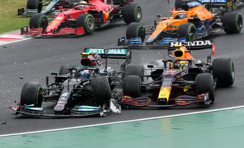 'Checo' Pérez queda fuera del Gran Premio de Hungría tras accidente múltiple