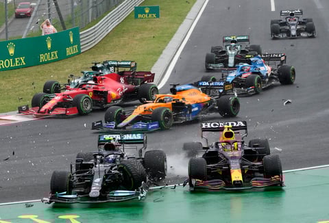 'Checo' Pérez queda fuera del Gran Premio de Hungría tras accidente múltiple