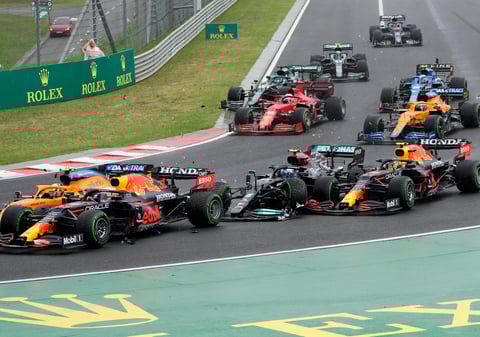 'Checo' Pérez queda fuera del Gran Premio de Hungría tras accidente múltiple