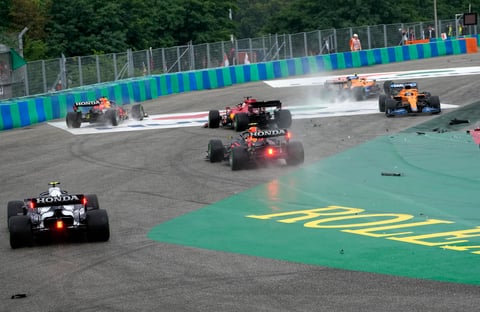'Checo' Pérez queda fuera del Gran Premio de Hungría tras accidente múltiple