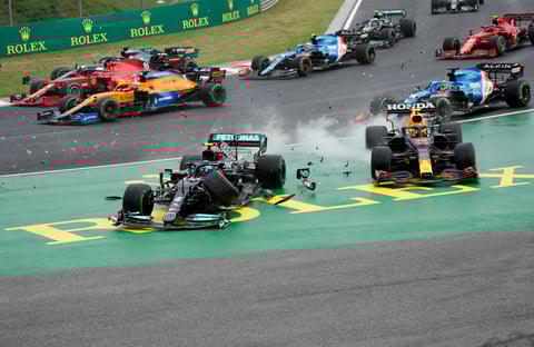 'Checo' Pérez queda fuera del Gran Premio de Hungría tras accidente múltiple