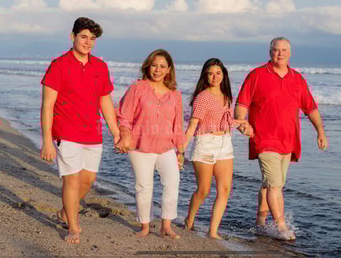 01082021 La ex lagunera radicada en San Antonio, Tx., Sara Correa de Crawford y John Crawford, el lunes 26 celebraron un aniversario más de feliz y armonioso matrimonio, a lado de sus hijos Isabella y John. ¡Enhorabuena!