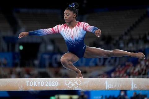 La gimnasta estadounidense se colgó la medalla de bronce 