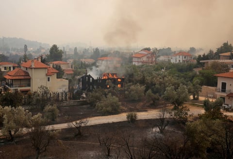 Viento empeora incendios en Grecia que ya han dejado un muerto