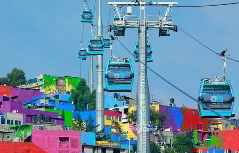 Autoridades mexicanas inauguran la linea 2 del cablebus en Ciudad de México

MEX8556. CIUDAD DE MÉXICO (MÉXICO), 08/08/2021.- Fotografía de cabinas de la línea 2 del Cablebús hoy, en Ciudad de México (México). Autoridades de la capital mexicana inauguraron este domingo la línea 2 del Cablebús, que recorrerá 10.6 kilómetros en siete estaciones, desde Constitución de 1917, hasta Santa Martha Acatitla. EFE/ Carlos Ramírez

Transporte
ECO Transporte Economía, negocios finanzas Ciudad México MÉXICO TRANSPORTE
