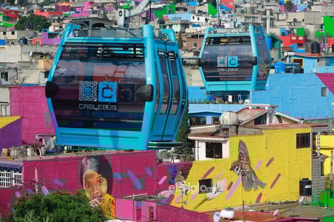 Autoridades mexicanas inauguran la linea 2 del cablebus en Ciudad de México

MEX8556. CIUDAD DE MÉXICO (MÉXICO), 08/08/2021.- Fotografía de cabinas de la línea 2 del Cablebús hoy, en Ciudad de México (México). Autoridades de la capital mexicana inauguraron este domingo la línea 2 del Cablebús, que recorrerá 10.6 kilómetros en siete estaciones, desde Constitución de 1917, hasta Santa Martha Acatitla. EFE/ Carlos Ramírez

Transporte
ECO Transporte Economía, negocios finanzas Ciudad México MÉXICO TRANSPORTE