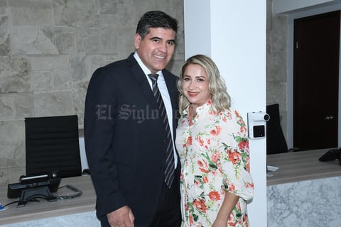 10082021 Santiago González Villa y doctora Wendolyne Martínez Moreno.