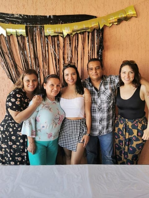 10082021 Clara Escobedo García festeja su cumpleaños 30 rodeada por familiares y amigos.