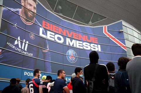 PSG informó en una declaración que el astro argentino de 34 años firmó un contrato de dos campañas