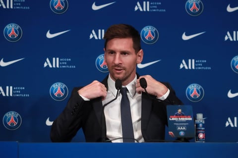 PSG informó en una declaración que el astro argentino de 34 años firmó un contrato de dos campañas