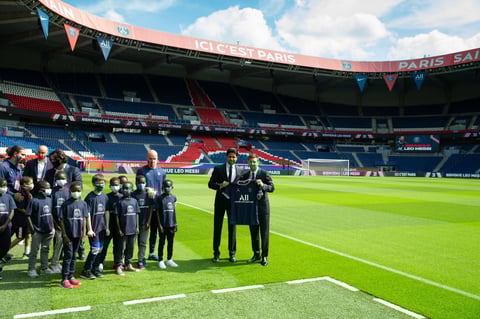 PSG informó en una declaración que el astro argentino de 34 años firmó un contrato de dos campañas