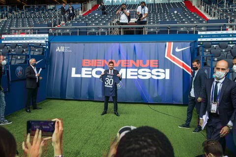 PSG informó en una declaración que el astro argentino de 34 años firmó un contrato de dos campañas
