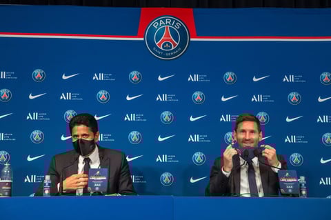 PSG informó en una declaración que el astro argentino de 34 años firmó un contrato de dos campañas