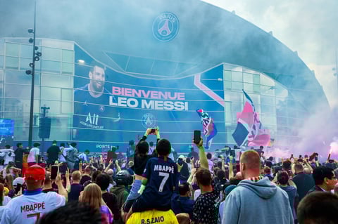 PSG informó en una declaración que el astro argentino de 34 años firmó un contrato de dos campañas