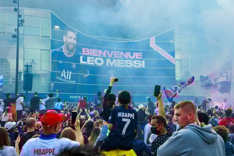 PSG informó en una declaración que el astro argentino de 34 años firmó un contrato de dos campañas