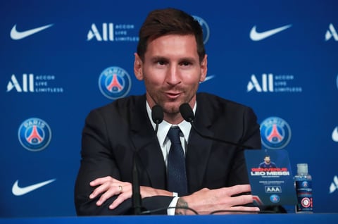 PSG informó en una declaración que el astro argentino de 34 años firmó un contrato de dos campañas