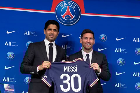 PSG informó en una declaración que el astro argentino de 34 años firmó un contrato de dos campañas