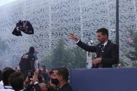 PSG informó en una declaración que el astro argentino de 34 años firmó un contrato de dos campañas