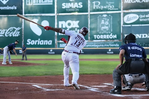 Precisamente en el cierre de la quinta, ya ante lanzamientos de Mark Serrano, detonó el dominicano Tejeda un monumental cañonazo por todo el jardín central, se llevó la barda para aumentar la ventaja local y pegar su primer jonrón de la postemporada, que hizo explotar en júbilo a los aficionados presentes en el graderío.