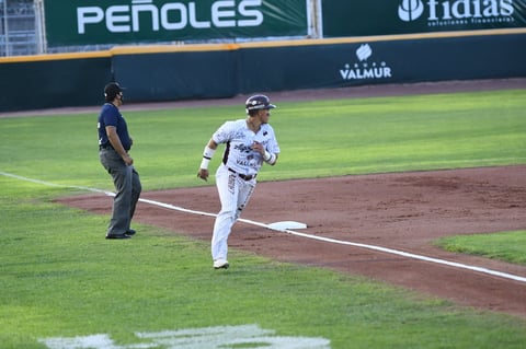 Volvió a moverse el marcador durante la fatídica séptima entrada, en la que Francisco Rivera negoció pasaporte, fue sustituido por Chris Mariscal para correr, Ciro lo llevó a segunda con toque de sacrificio y aunque Van Steensel ponchó a Fabián Campoy para el segundo out, Benjamín Gil jaló por el relevo del zurdo Zack Dodson, quien fue castigado por Alejandro Flores con un doblete por lo profundo del jardín central - izquierdo, con el que fácilmente anotó Mariscal la cuarta carrera local.